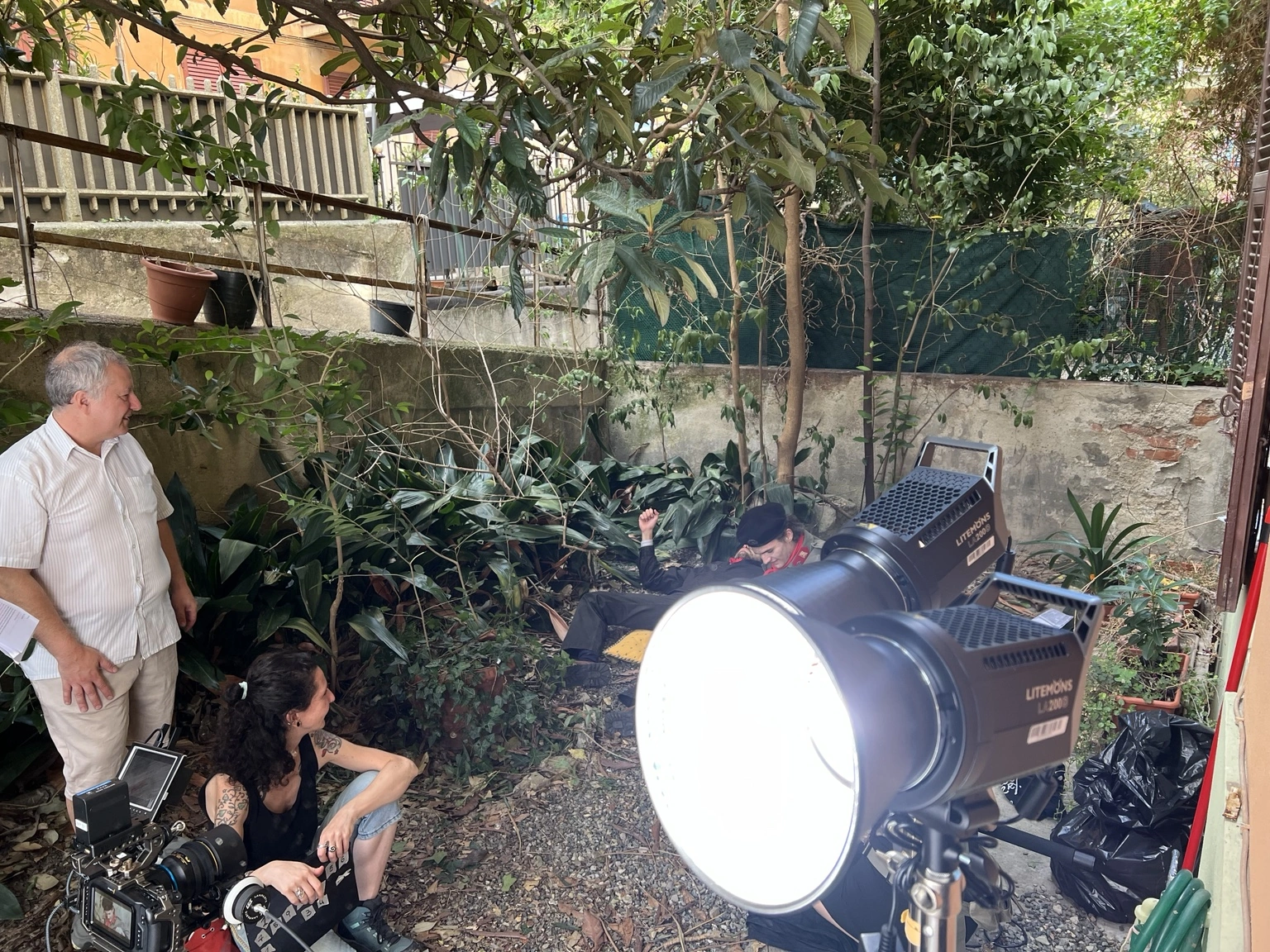 Avanti Avanti!: luci e allestimento della scena con Malena