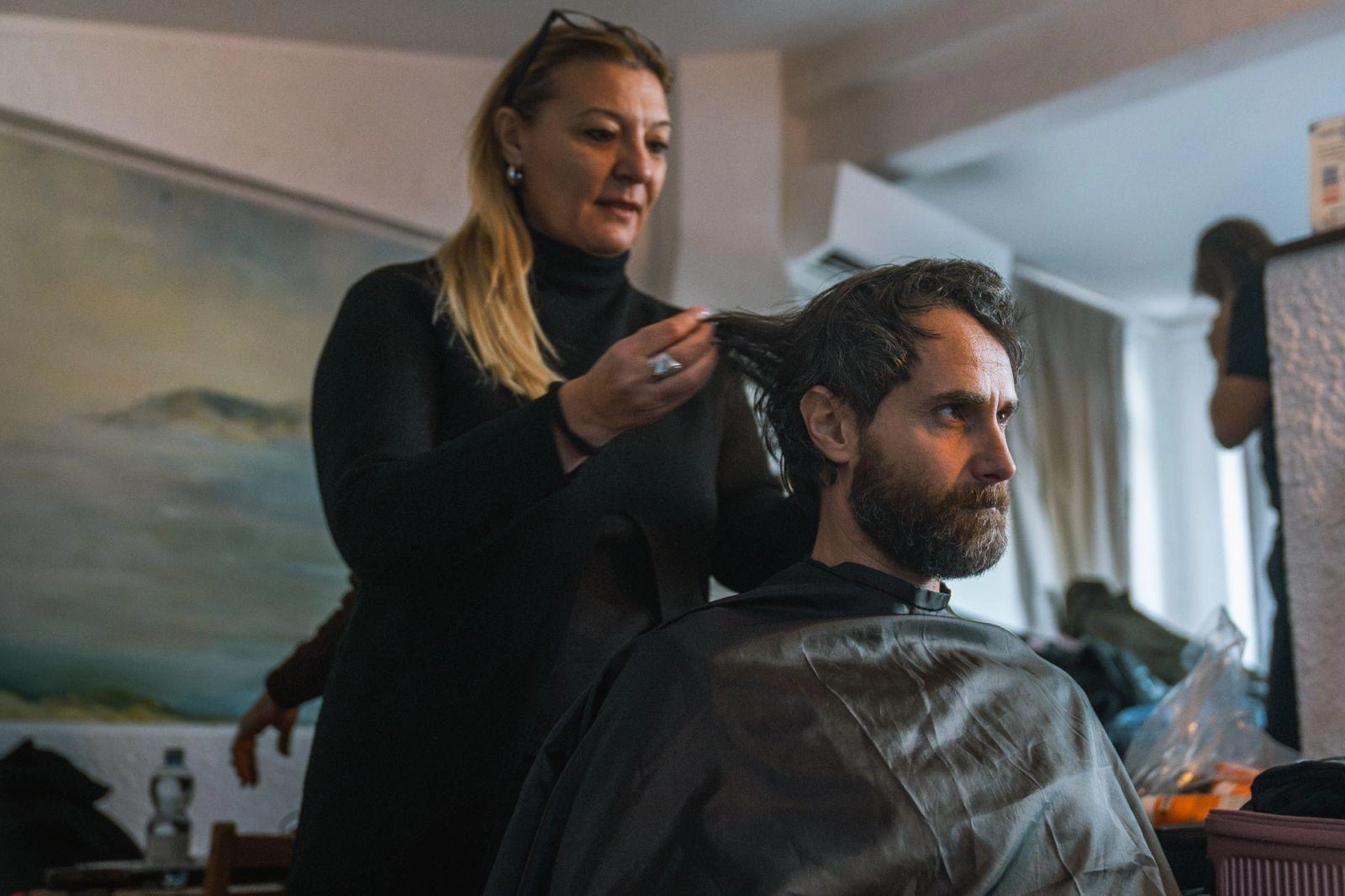 Preparazione dei capelli di un protagonista nel backstage dello spot