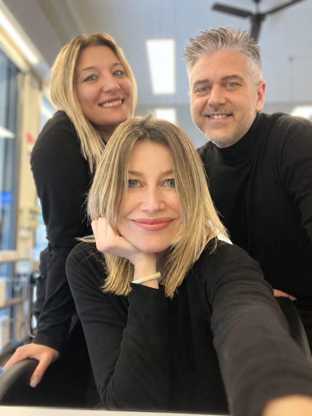 Giorgia Wurth con Alessandro e Giorgia nel salone AG Parrucchieri Alassio