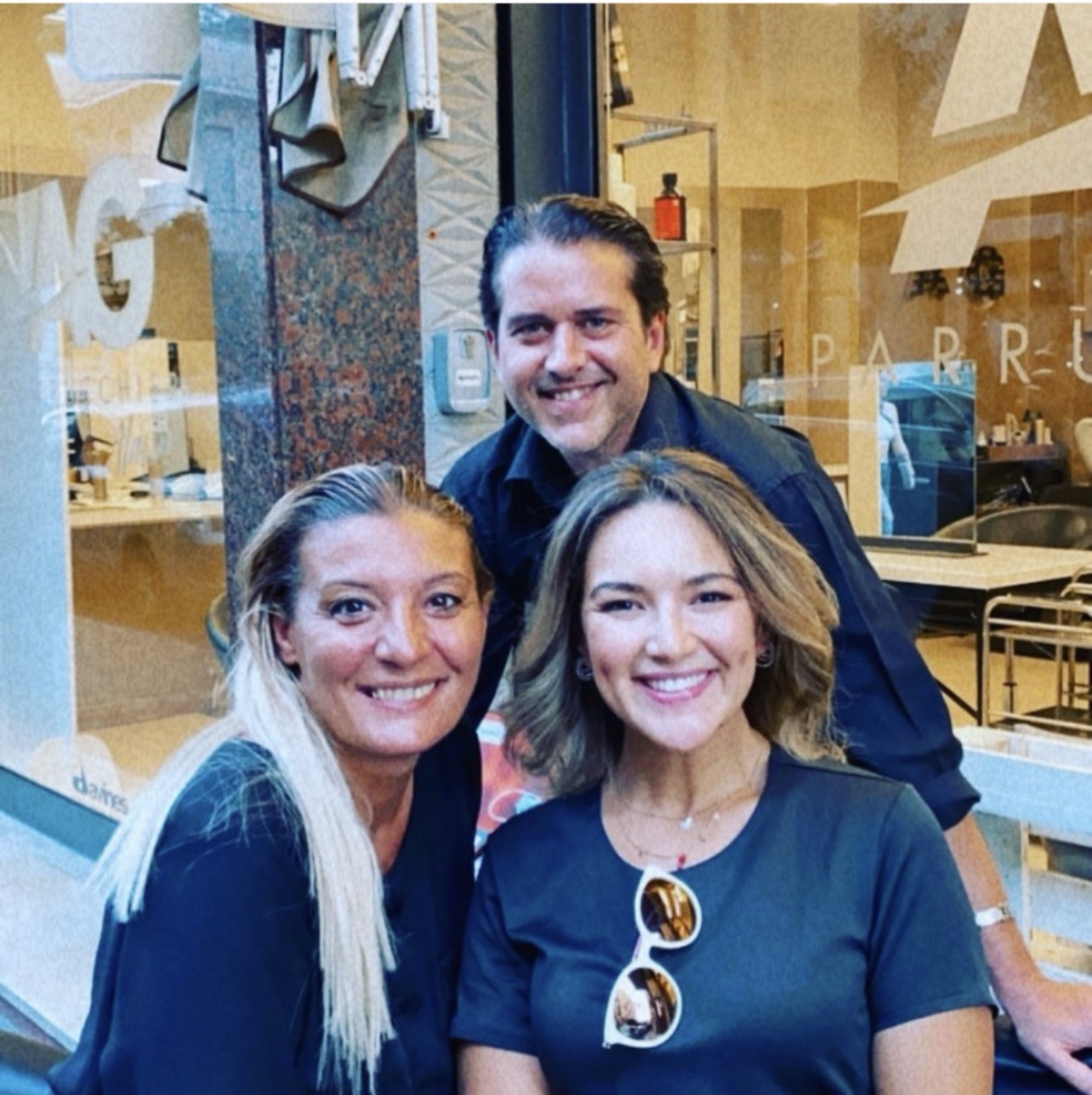 Rajae Bezzaz con Alessandro e Giorgia nel salone AG Parrucchieri Alassio