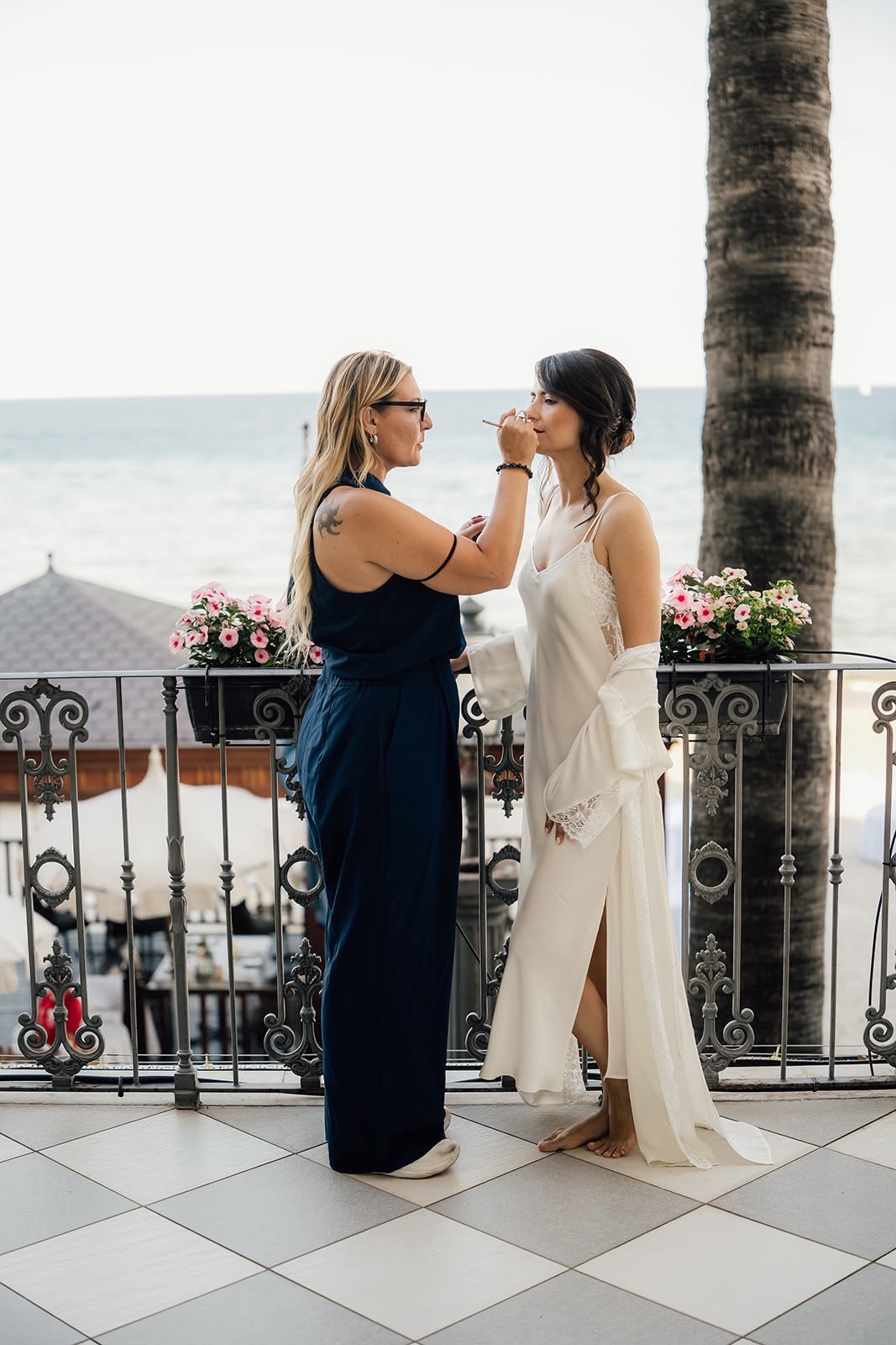 Giorgia cura il make-up della sposa sulla terrazza affacciata sul mare
