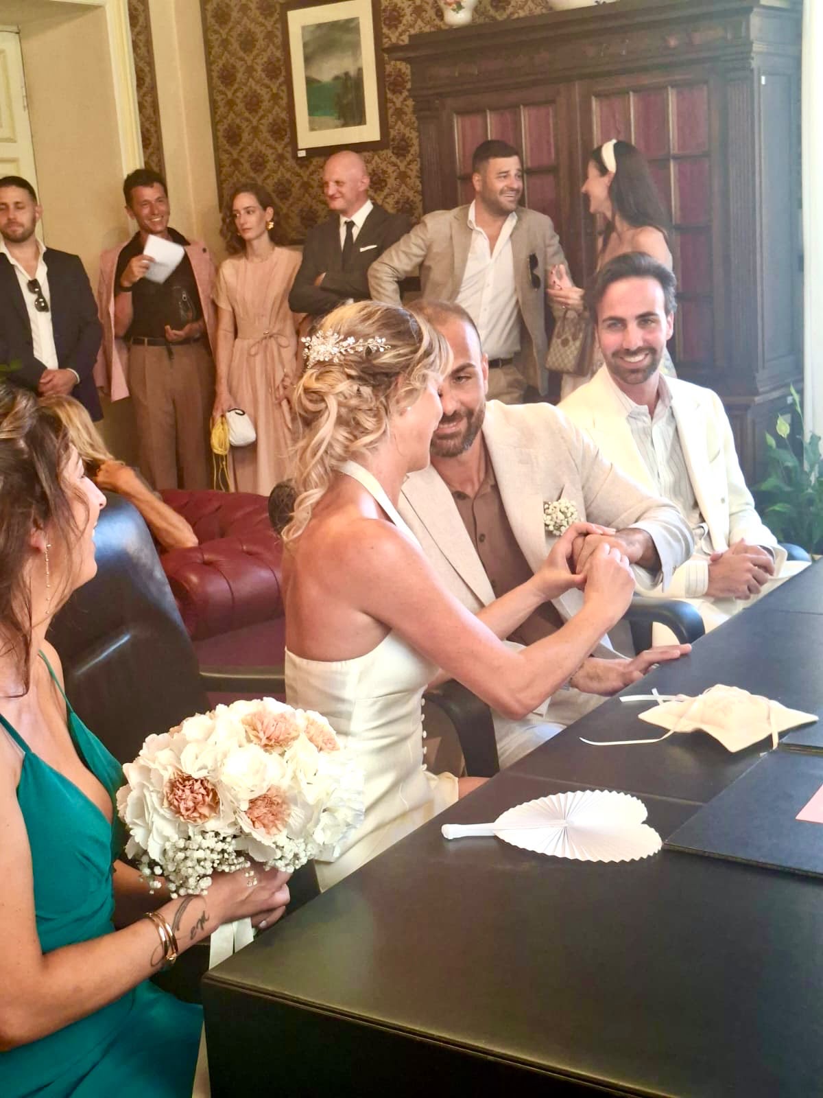 Il dettaglio del raccolto durante lo scambio degli anelli