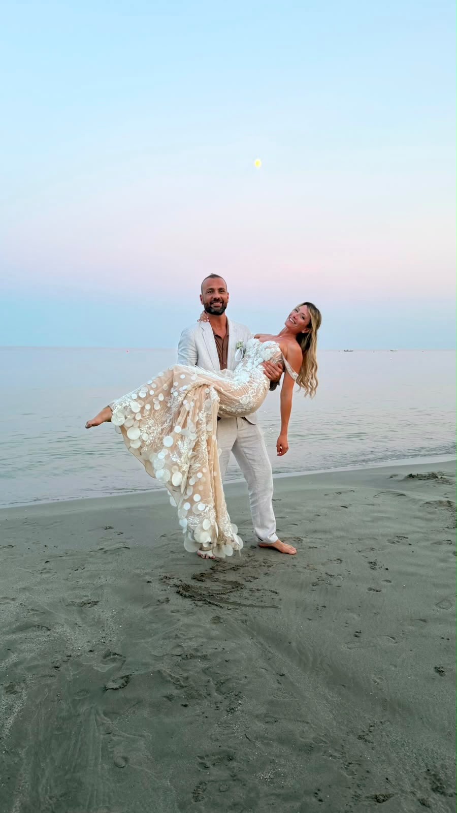 Gli sposi sulla spiaggia al tramonto